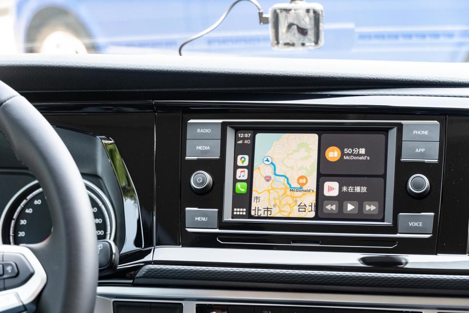 6.5 吋彩色觸控螢幕音響主機支援 Apple CarPay 與 Android Auto。