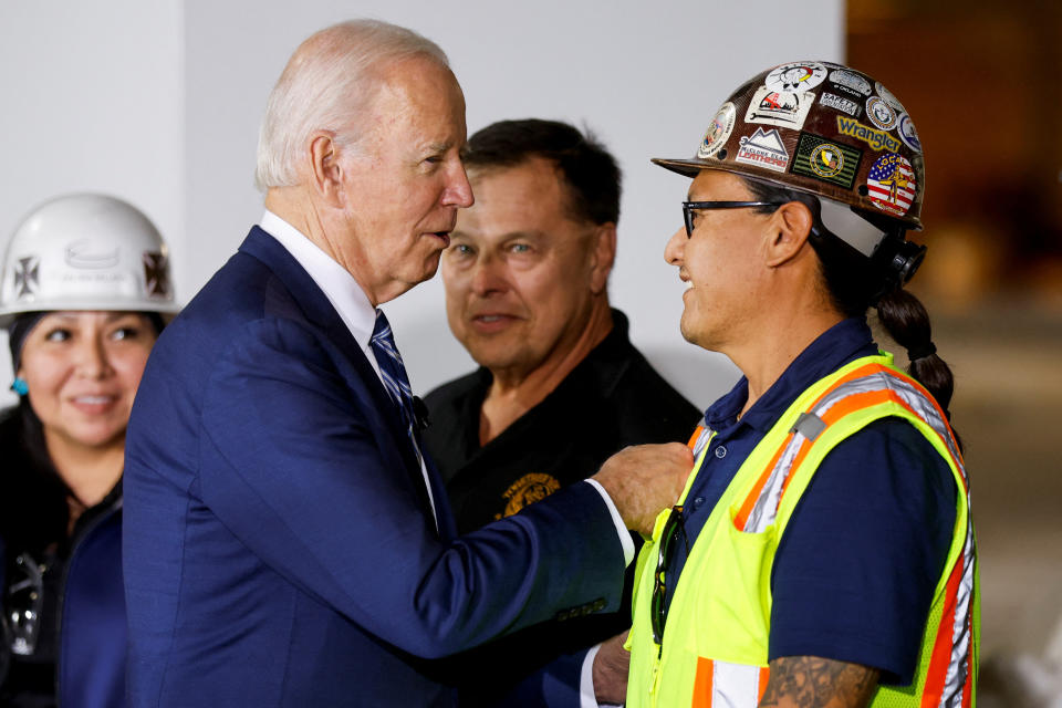 Presiden Biden berbicara kepada para pekerja selama kunjungan ke pabrik semikonduktor (AZ) pertama TSMC di Phoenix, 6 Desember 2022. REUTERS/Jonathan Ernst
