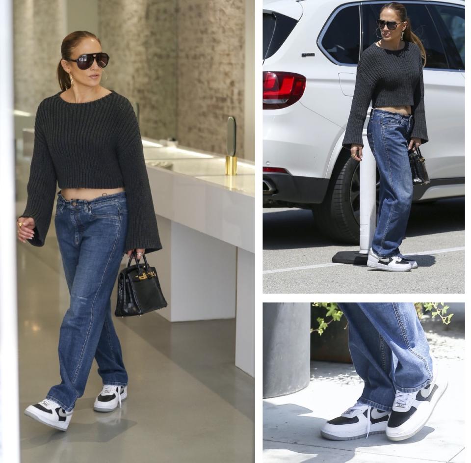 Jennifer Lopez s'affiche avec des sneakers Nike aux pieds à Los Angeles. 