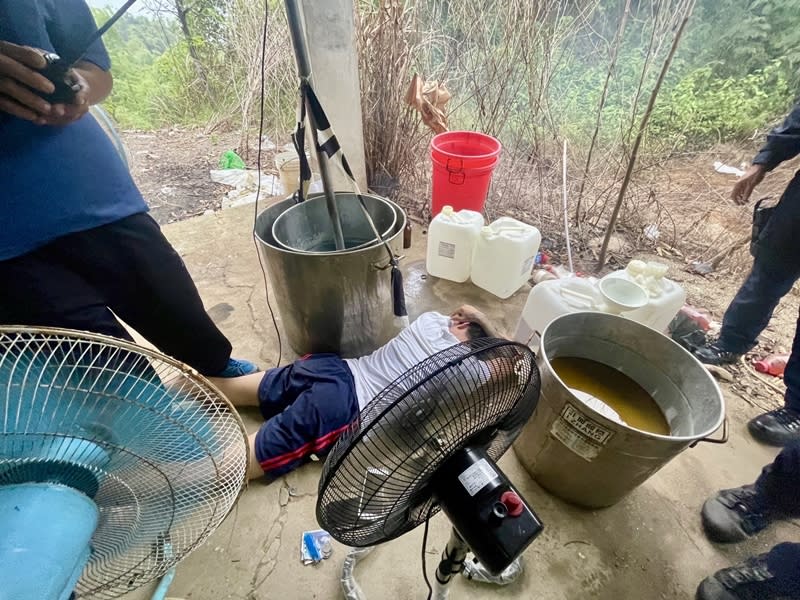 台南市警察局刑警大隊14日指出，警方獲報東山區番子嶺藏有製毒工廠，以工寮作為掩護，不定期製毒，經數月蒐證，出動大批警力攻堅，當場逮捕正在製毒的男子。（圖／台南市警局提供）