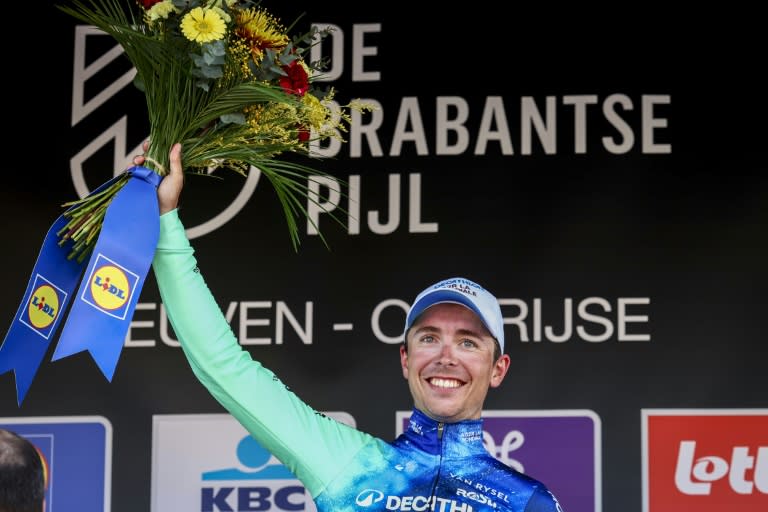 Benoît Cosnefroy (Decathlon Ag2r-La Mondiale) célèbre sa victoire dans la Flèche Brabançonne, mercredi 10 avril 2024. (DAVID PINTENS)
