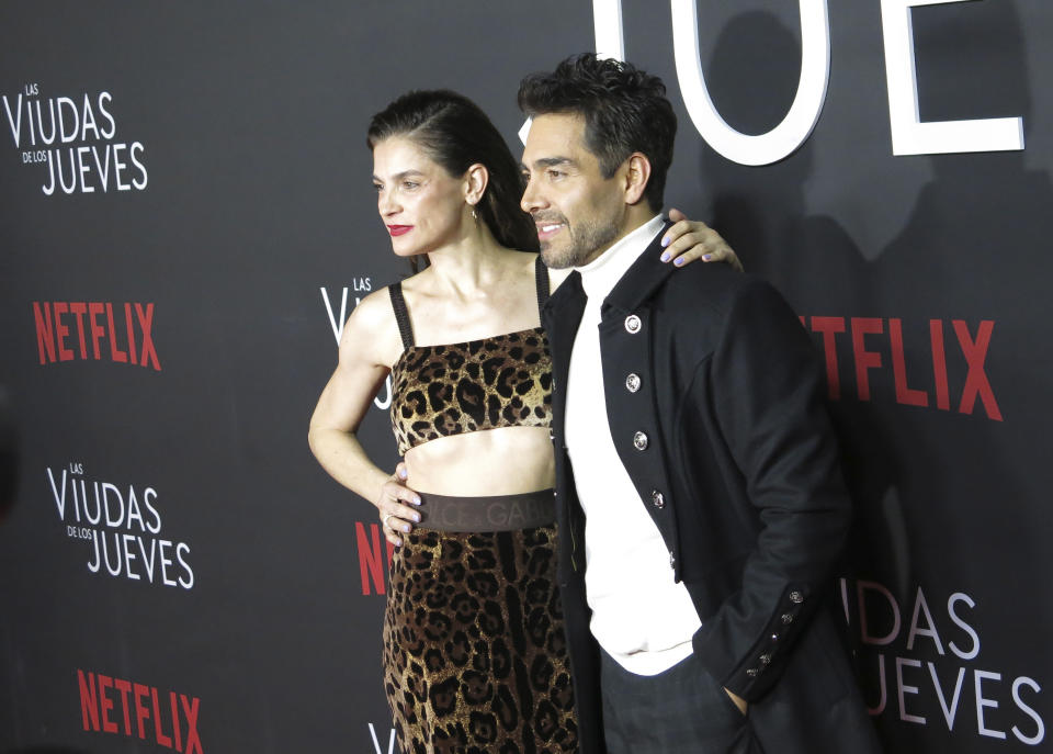 Los actores Irene Azuela, izquierda, y Omar Chaparro posan en la alfombra roja de la serie de Netflix "Las viudas de los jueves" en la Ciudad de México el martes 5 de septiembre de 2023. (Foto AP/Berenice Bautista)