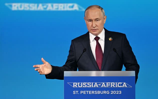 Putin hält eine Rede während des zweiten Russland-Afrika-Gipfels in St. Petersburg.