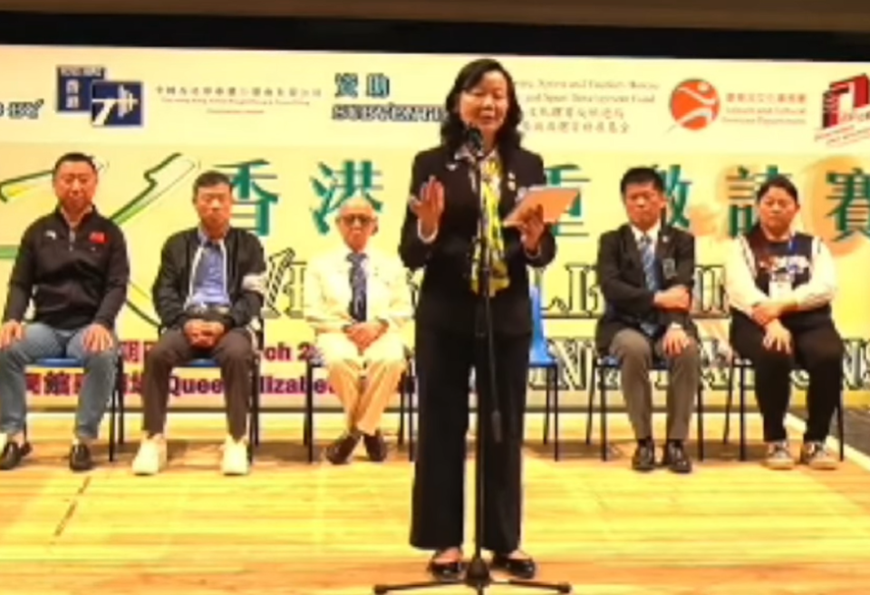  香港舉重健力總會主席葉永玉，在灣仔伊館出席舉重邀請賽致詞時，將香港形容為「比較細嘅國家」。（影片截圖）