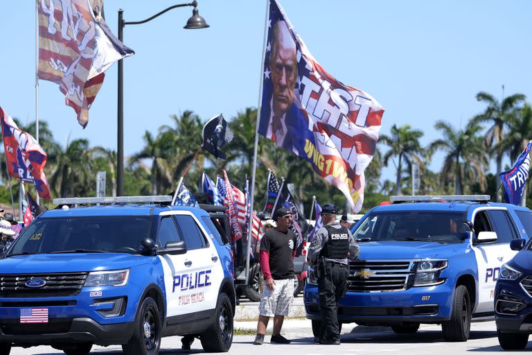 Simpatizantes de Donald Trump frente a Mar-a-Lago, en Palm Beach. (AP/Lynne Sladky)