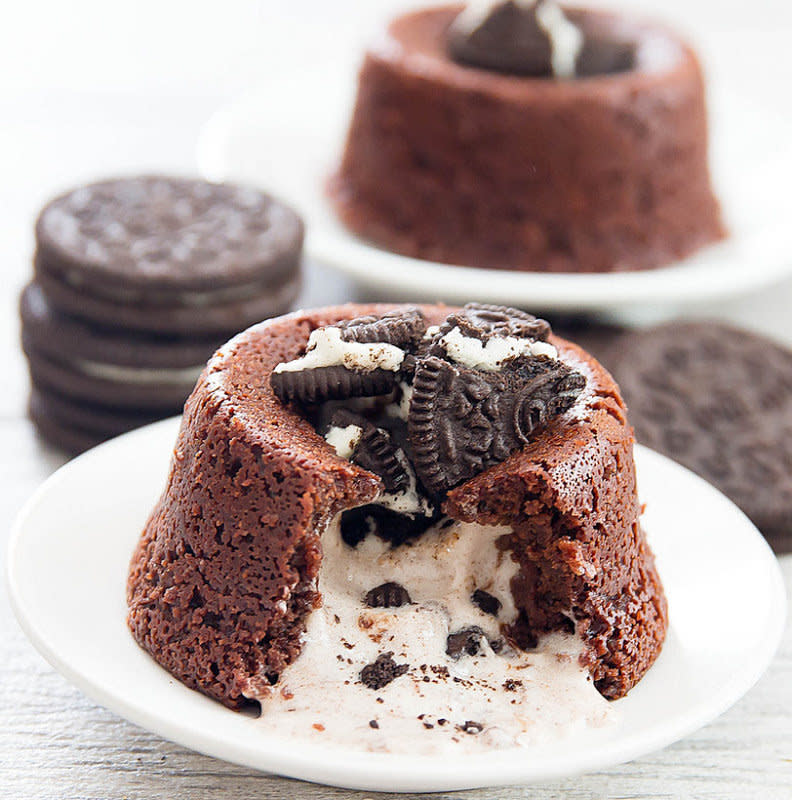 <strong>Get the <a href="http://kirbiecravings.com/2015/12/oreo-lava-cakes.html" target="_blank">Oreo Lava Cake recipe</a>&nbsp;from Kirbie's Cravings</strong>
