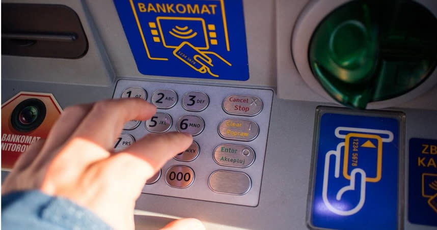 全台共12家銀行及金融機構ATM可領取6千元現金，政府盼民眾分流提領，避免系統當機。（示意圖／pixabay）