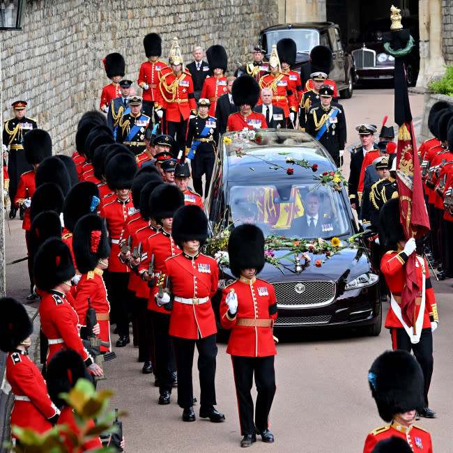 El féretro de Isabel II a su llegada ayer al castillo de Windsor credit:Bang Showbiz