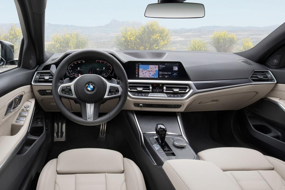 內裝配置延續BMW新世代風格，並搭載全數位虛擬座艙與無線Apple CarPlay/Android Auto等豐富科技配備。
