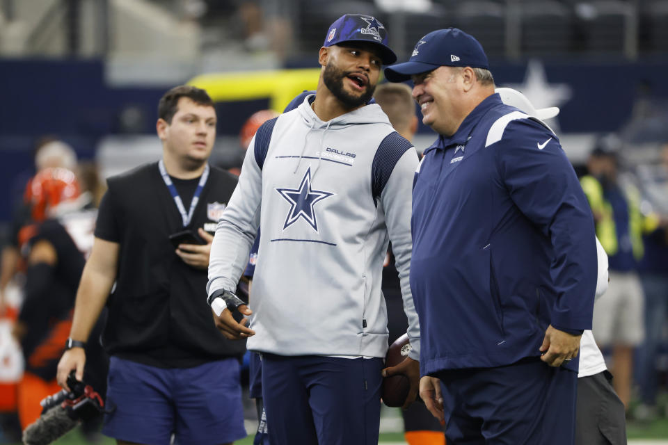 An injured Dallas Cowboys quarterback Dak Prescott, left, talks with head coach Mike McCarthy, right, prior to an NFL football game Sunday, Sept. 18, 2022, in Arlington, Tx. (AP Photo/Ron Jenkins)