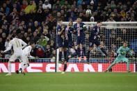 La balle de match pour Madrid ! Les Madrilènes obtiennent un coup franc dans l’axe, à 20 mètres de la cage de Navas. Bale s’élance et envoie une mine… qui s’écrase sur le poteau, à quelques centimètres de la lucarne. Les Parisiens peuvent souffler, d’autant plus que quelques secondes plus tard, l’arbitre siffle la fin de la joute. Le PSG s’en sort bien.