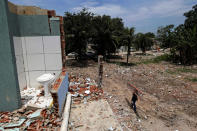 <p>Partially demolished houses are seen in the Vila Autodromo slum in Rio de Janeiro, Brazil, February 25, 2016. (REUTERS/Ricardo Moraes)</p>