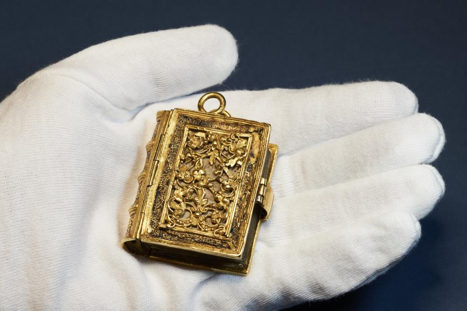 Girdle Book with a gold binding dating back to 1540 in the Gold Exhibition (British Library)