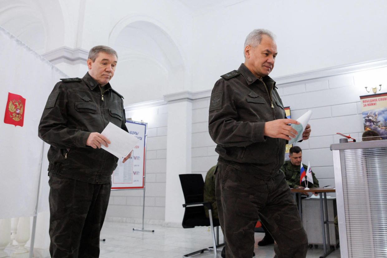 Sergueï Choïgou et Valéri Guérassimov, ici photographiés en train de voter à l’élection présidentielle russe le 15 mars 2024,  visés par des mandats d’arrêts de la CPI