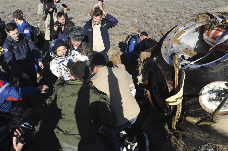 Personal de la NASA abre el módulo de descenso de la nave rusa Soyuz MS-02 tras el aterrizaje de los astronautas, el estadounidense Robert Shane Kimbrough, y los rusos Andréi Borisenko y Serguéi Ryzhikov, en Zhezkazgan, Kazajistán.