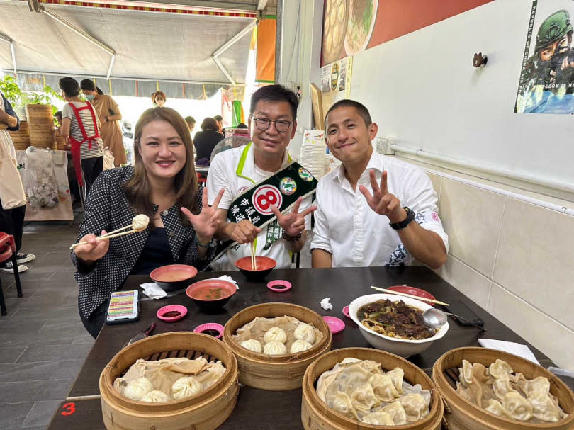 吳怡農與高閔琳大啖岡山美食，力挺陳慶鴻前進市議會。（圖／陳慶鴻提供）