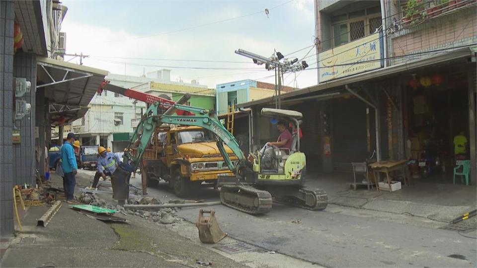 碰！　電線桿倒塌砸進民宅　附近百戶停電　