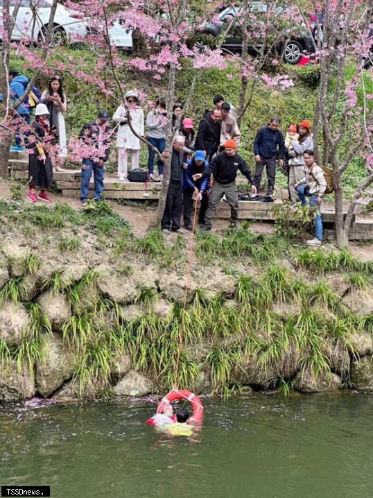 七十五歲女性溺水處，民眾將患者救上岸。(南藤縣府消防局提供)