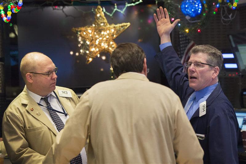 Traders work on the floor of the New York Stock Exchange shortly after the market opening December 19, 2013. REUTERS/Lucas Jackson