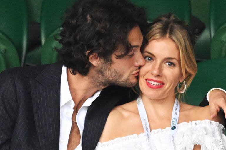 Sienna Miller durante un partido de tenis en Wimbledon junto a su novio, el modelo Oli Green