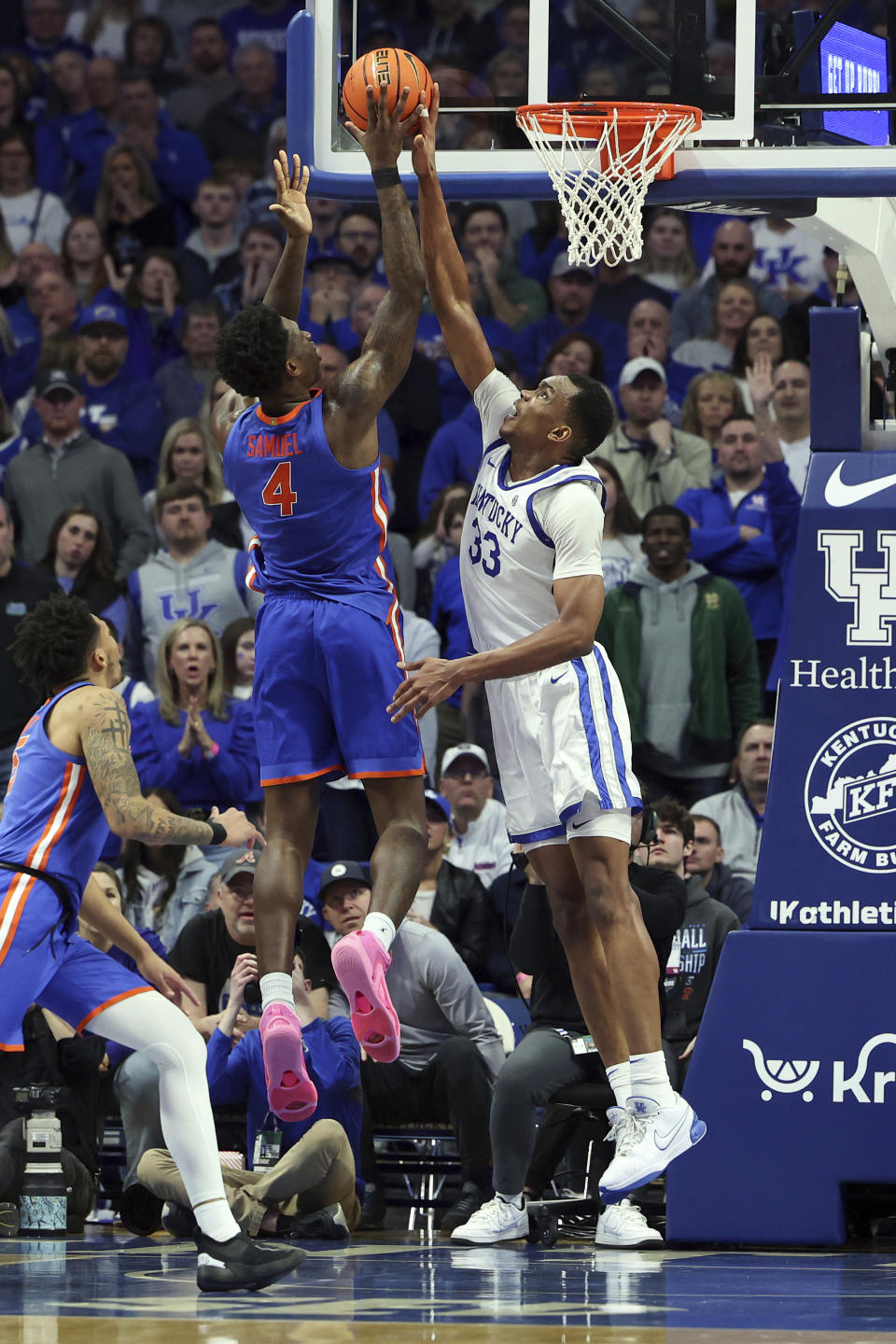 Kentucky's Ugonna Onyenso (33) blocks the shot of Florida's Tyrese Samuel (4) during overtime of an NCAA college basketball game Wednesday, Jan. 31, 2024, in Lexington, Ky. (AP Photo/James Crisp)