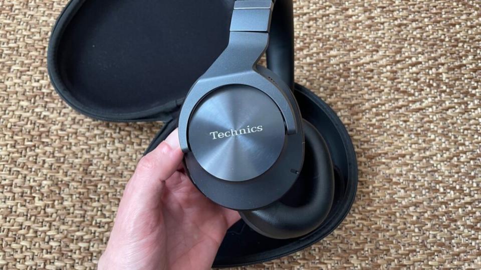 La surface tactile du casque Technics A800