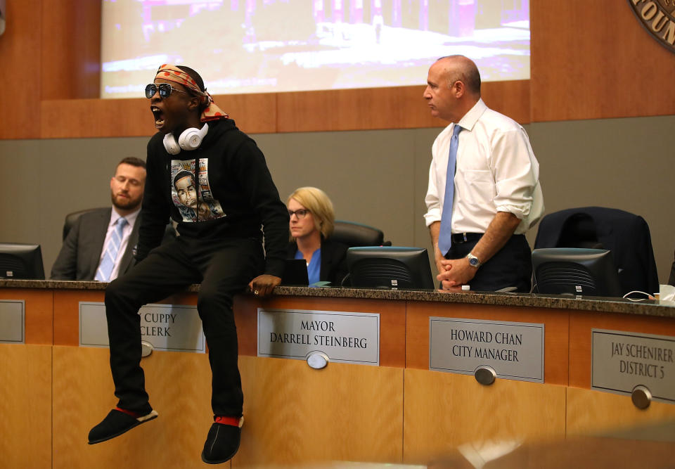 Stevante Clark, brother of Stephon Clark, disrupts a special city council meeting meeting at Sacramento City Hall on March 27, 2018. (Photo: Justin Sullivan via Getty Images)