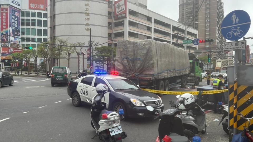 大貨車撞倒腳踏車，女騎士當場死亡。（圖／TVBS）