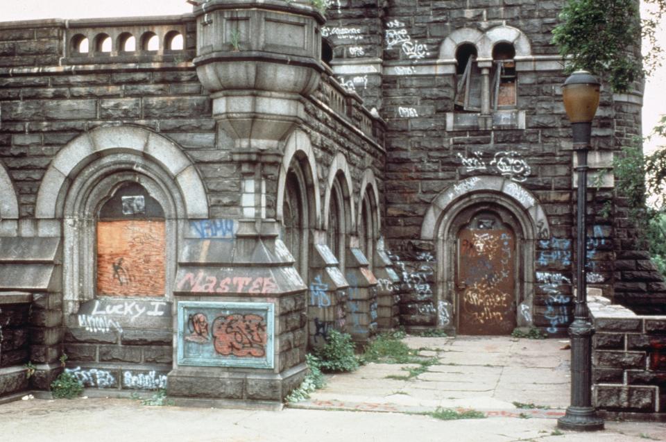 The castle in 1980, when it was boarded up and covered in graffiti.