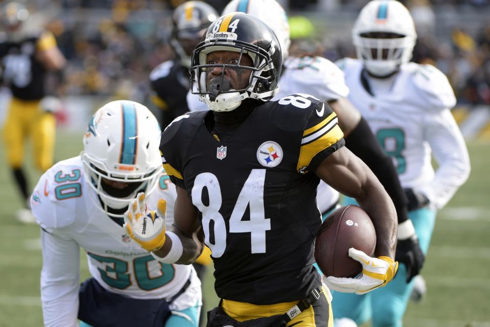 Antonio Brown roasted the Dolphins for two long TDs midway through the first quarter. (AP)