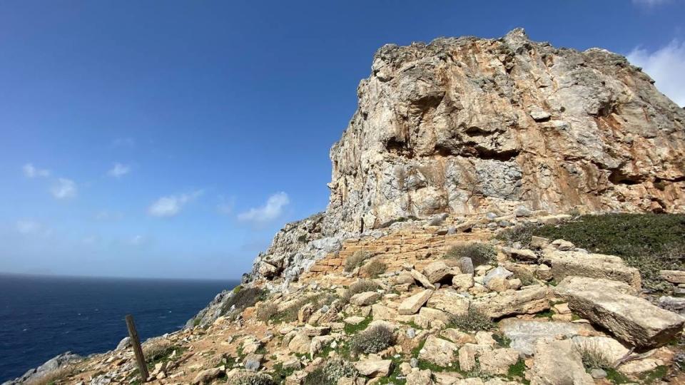 La ladera de la montaña antes de que los arqueólogos comenzaran las excavaciones.