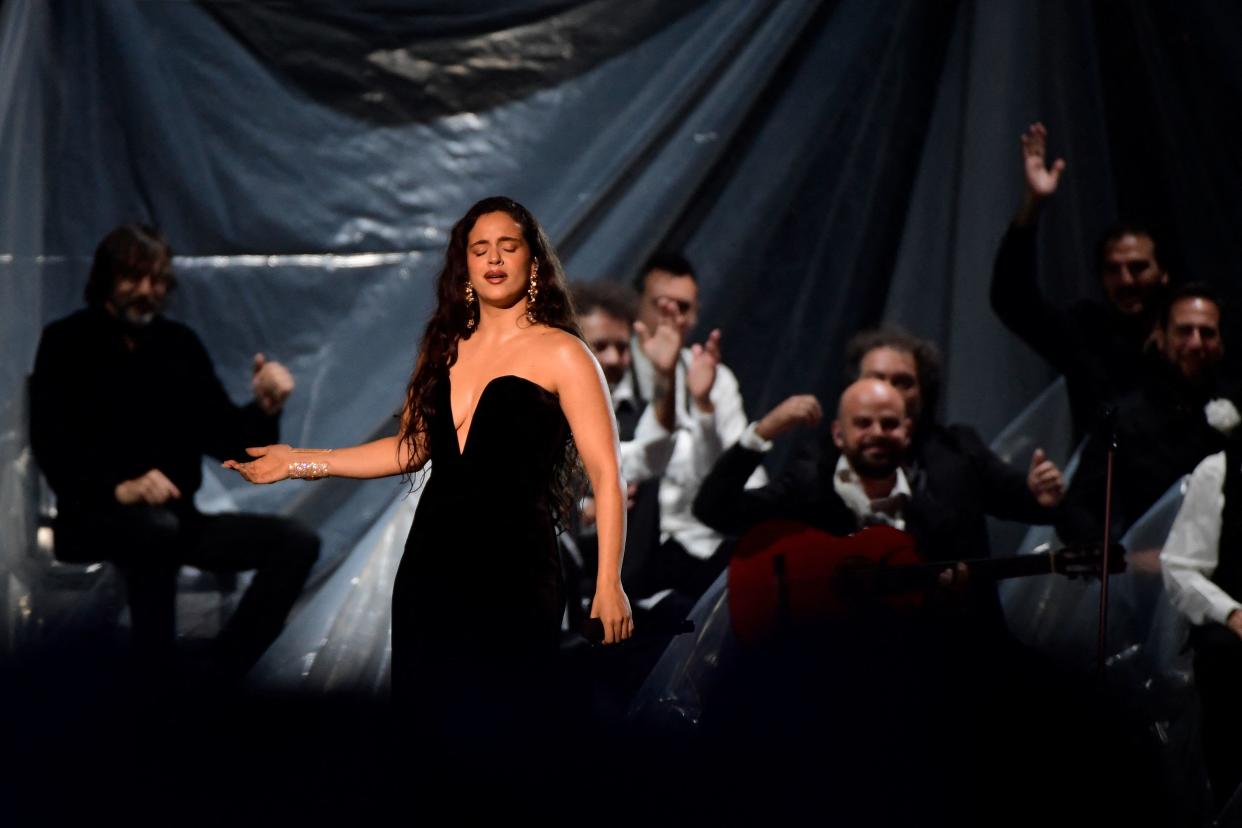 Latin Grammys 2023: Rosalía abrió la ceremonia de entrega en Sevilla (CRISTINA QUICLER / AFP) (Photo by CRISTINA QUICLER/AFP via Getty Images)