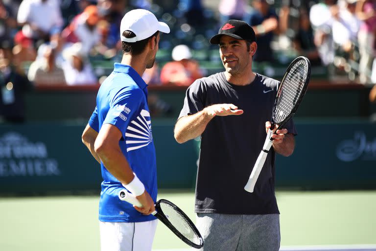 Sampras con Novak Djokovic, en una de las escasas apariciones del estadounidense en público; aquella vez, al jugar una exhibición en Indian Wells