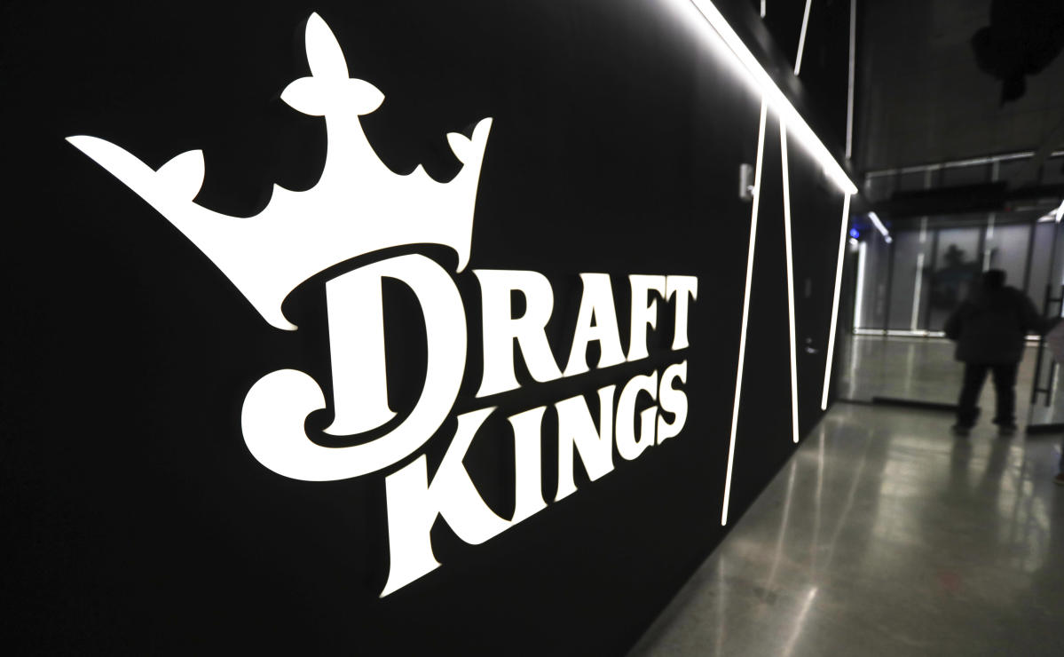 NFL Inks Nearly $1 Billion in Betting Deals With DraftKings, FanDuel,  Caesars