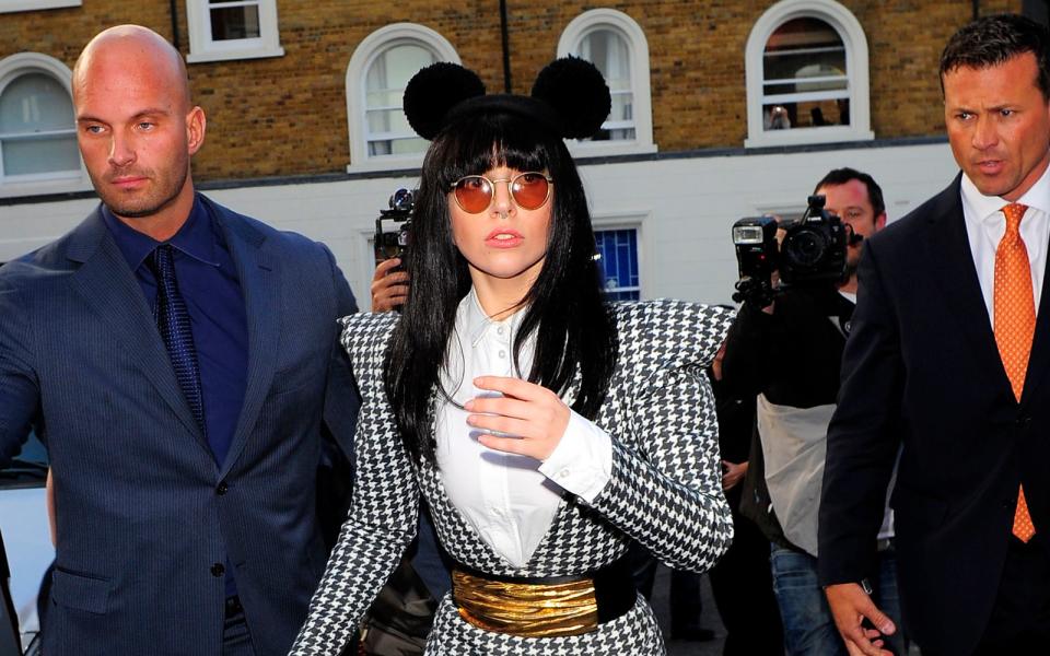 Offenbar hat Lady Gaga eine (modische) Schwäche für Disney-Nager: Hier ist sie 2013 mit Micky-Maus-Ohren bei einem Auftritt in London zu sehen. Putzig! (Bild: Keith Hewitt/Getty Images)