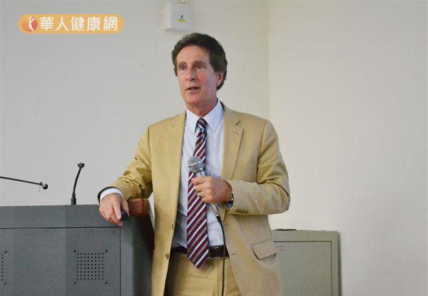 箭牌口腔健康團隊資深首席科學家Dr. Michael Dodds指出，想要避免口腔長時間處於酸性環境，如何刺激唾液分泌，讓其發揮保護牙齒的作用更是關鍵。（攝影／洪毓琪）