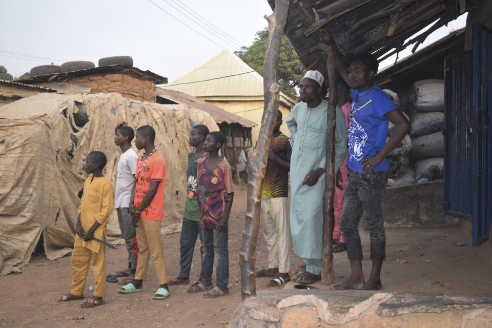 Varias personas se reúnen en torno a una zona donde hombres armados secuestraron a estudiantes en Chikun, Nigeria, el jueves 7 de marzo de 2024. (AP Foto)