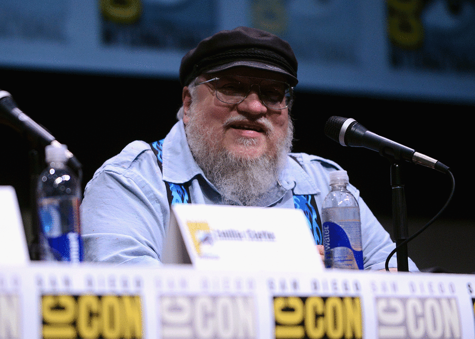 <b>George R.R. Martin - 12 milioni di dollari</b><br> L'adattamento televisivo prodotto dalla HBO de "Il trono di spade" ha spinto le vendite dei libri di Martin. Se vuole scalare le vette della classifica però dovrà cambiare il suo modus operandi: l'ultimo capitolo della saga (il quinto) ha richiesto infatti 6 anni di lavoro prima di essere pubblicato.