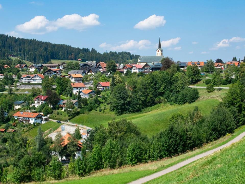 Sommerblick auf die Stadt Oberaufen in Allgäu. (Bild: 2019 Kate_gps/Shutterstock)
