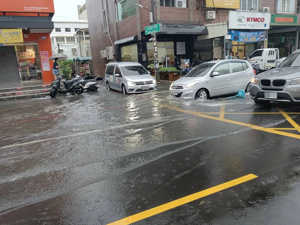 低壓帶影響，高雄地區下豪雨，圖為高雄市鳥松區本館路因滂沱大雨多處淹水。（中央社／民眾提供）