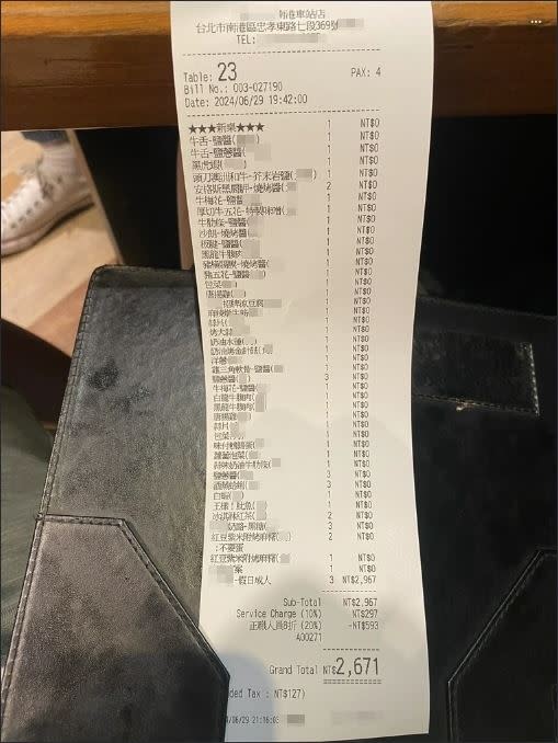 南港車站知名燒肉店「飲料裡有蟑螂」。（圖／翻攝自PTT）