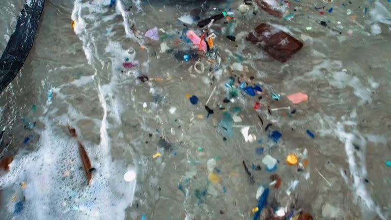 Del mismo modo que los peces tienen que nadar entre la nevasca de basura en que hemos convertido los mares, tampoco nosotros podemos evitarla