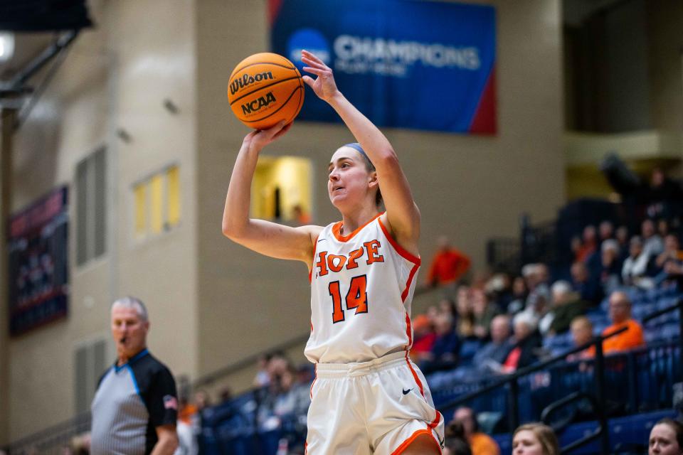 Hope's Kate Majerus sinks a three point shot from the corner during the first quarter against Saint Mary's Wednesday, Jan. 18, 2023, at DeVos Fieldhouse. 