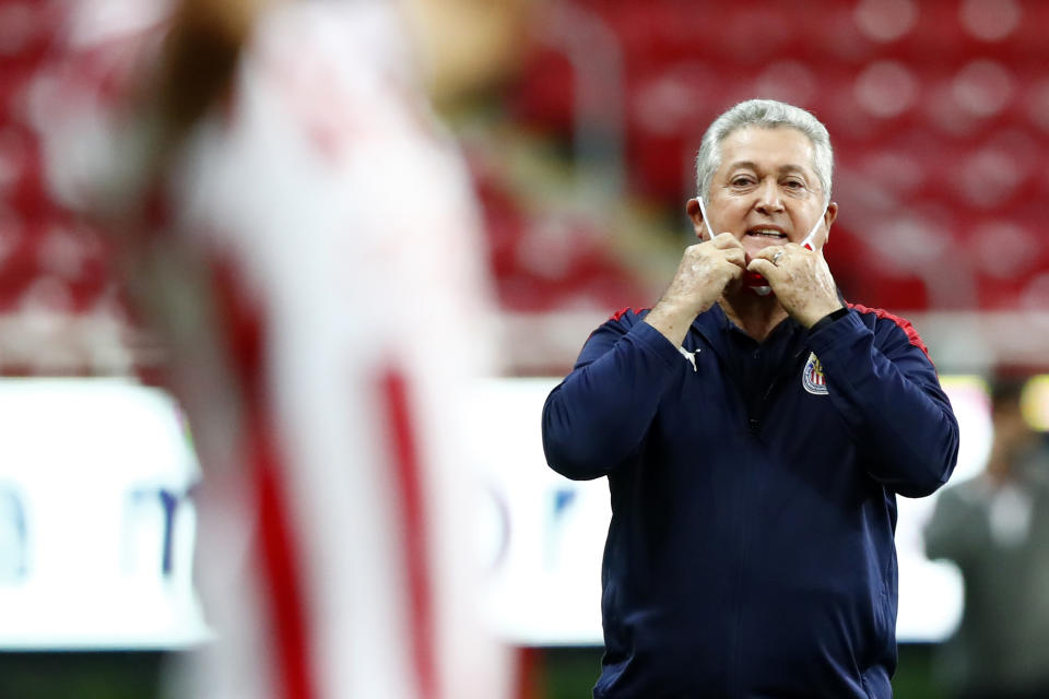 GUADALAJARA, MEXICO - SEPTEMBER 08: Victor Vucetich coach of Chivas  gives instructions to his players   during the 9th round match between Chivas and Queretaro as part of the Torneo Guard1anes 2020 Liga MX at La Akron  Stadium on September 8, 2020 in Guadalajar, Mexico. (Photo by Refugio Ruiz/Getty Images)