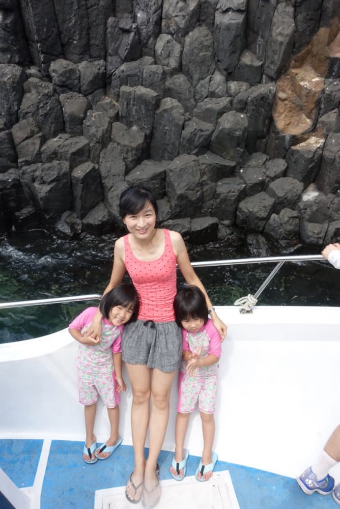 「澎湖戀夏之旅」遊艇行程，可近距離欣賞玄武岩。