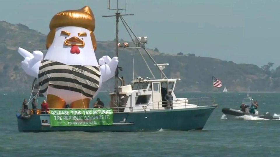 Un pollo inflable con la imagen de Trump