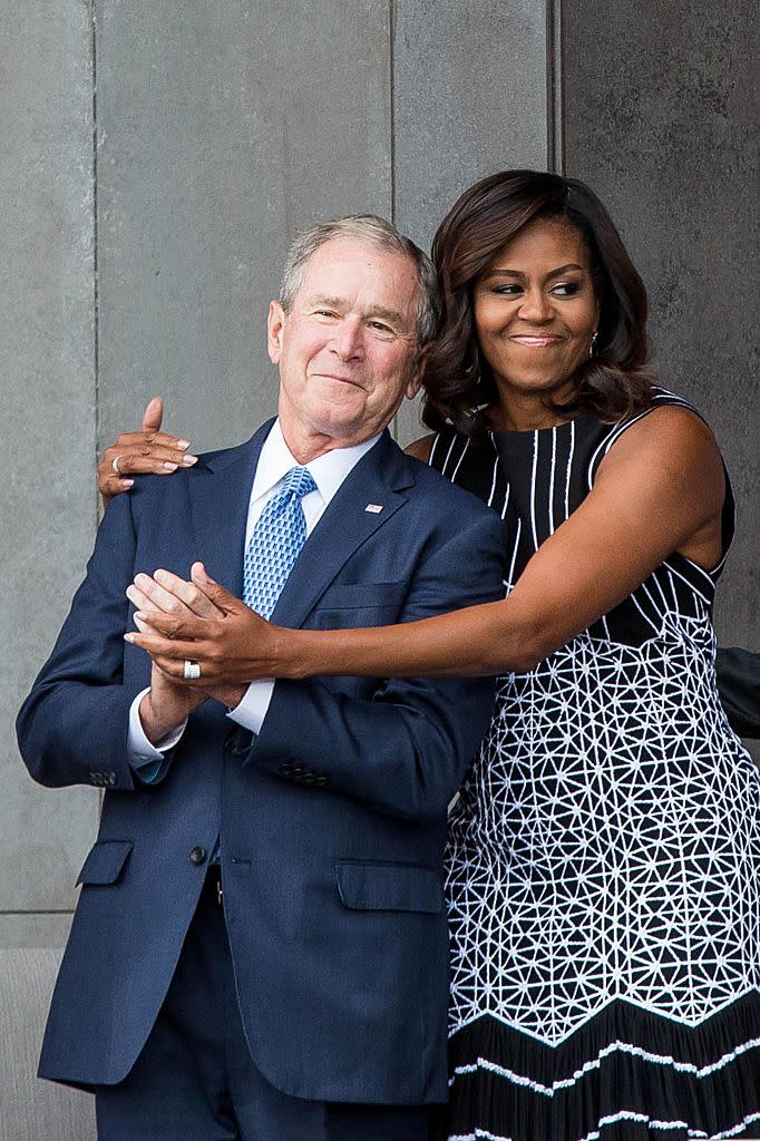 Étonnamment, la démocrate Michelle Obama s’entend très bien avec le prédécesseur Républicain de son mari à la Maison Blanche. "C’est mon complice lors des grands événements où les anciens présidents se réunissent", raconte-t-elle dans le Today Show, sur NBC. "Je l’aime à mourir. C’est un homme merveilleux et très drôle". Leur complicité est telle qu’on a vu, lors de plusieurs funérailles très officielles, l’ancien locataire de la White House lui passer en douce des petites pastilles de menthe pour la gorge… En pleine cérémonie ! © ZACH GIBSON/AFP via Getty Images