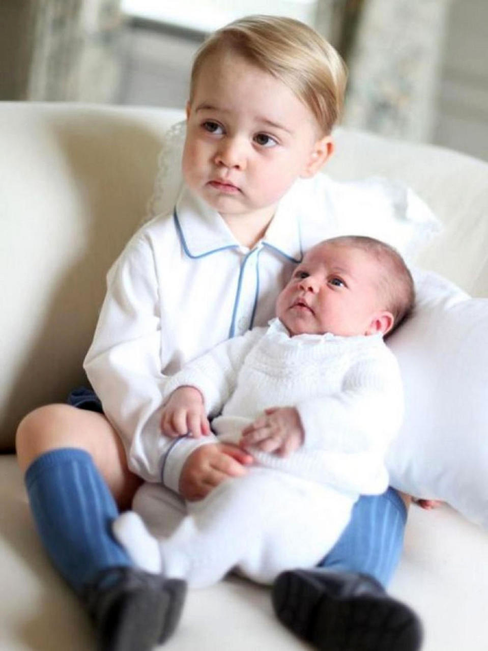 „Und schon wieder will Mama ein Foto von mir machen. Ich soll ein lieber großer Bruder sein, aber ich weiß noch nicht so recht, was ich von meinem neuen Geschwisterchen halten soll. Ob das Baby auch Traktoren mag?“