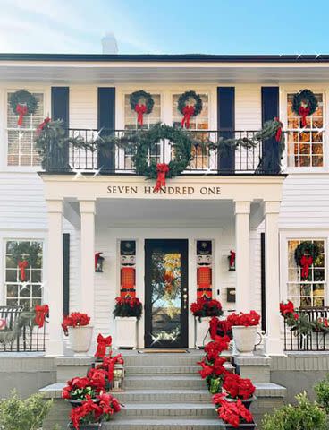 <p><a href="https://thistlewoodfarms.com/christmas-decorating-ideas-for-your-porch/" data-component="link" data-source="inlineLink" data-type="externalLink" data-ordinal="1">Thistlewood Farms</a></p>