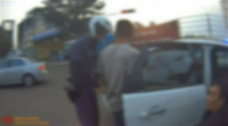警方盤查車上2男1女，發現陳姓駕駛與翁姓乘客兩人皆是竊盜通緝犯。(圖／翻攝畫面)